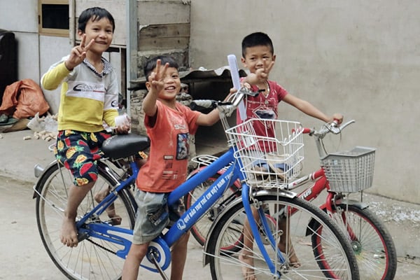 Kinder mit Fahrrad, Vietnam