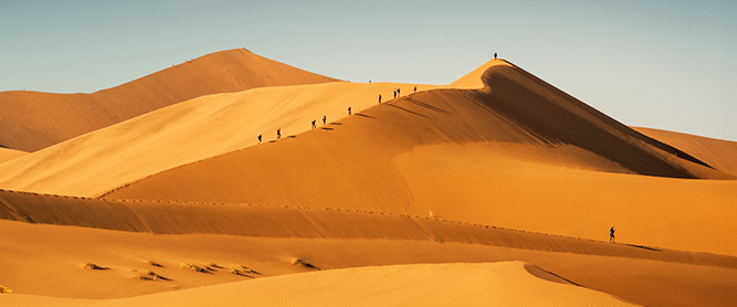 Menschen wandern auf den Dünen der Namib Wüste