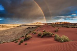 Regenbogen über einer Wüste, in der es regnet