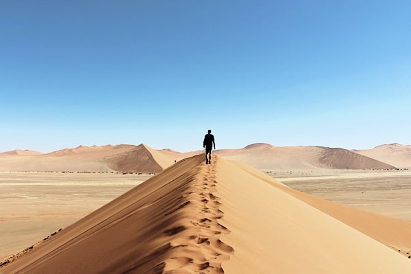 Wanderer am Dünenkamm der Düne 45 im Sossusvlei in Namibia