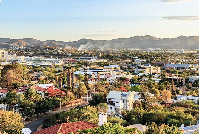 Blick auf eine Wohnviertel und die Berge in Windhoek