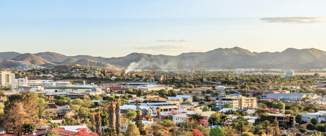 Blick auf eine Wohnviertel und die Berge in Windhoek