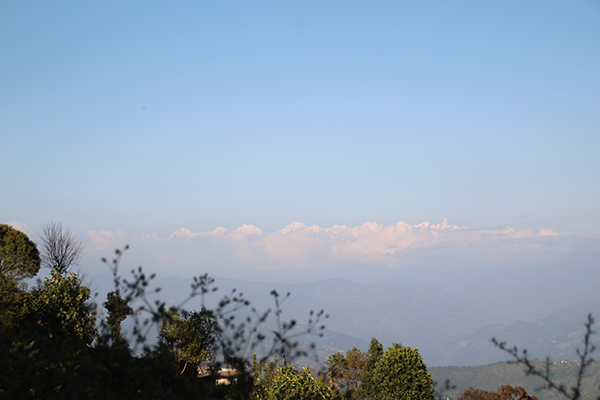 Der Himalaya in der Ferne am Horizont