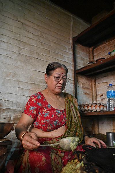 Frau beim Kochen in Bhaktapur