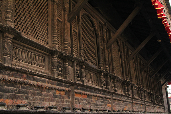 Aufwendige Holzschnitzereien zieren die gesamten Tempel