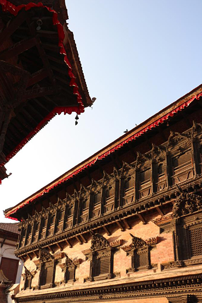 Rote Backsteinfassenden dominieren die weitläufige Tempelanlage