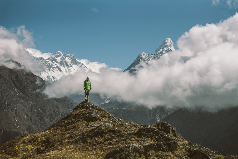 Wanderer mit Berge im Hintergrund