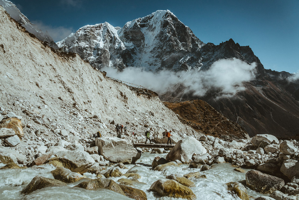 gruppe trekker in gebirgslandschaft