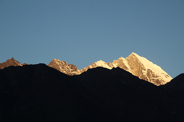 Beeindruckender Sonnenuntergang am Flughafen Lukla