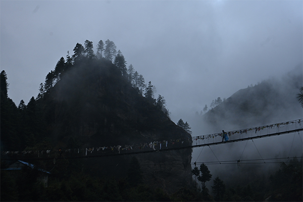 Hängebrücke im Nebel