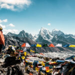 Frau steht auf dem Gipfel des Gokyo Ri mit Blick auf den Mount Everest