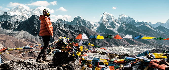 Frau steht auf dem Gipfel des Gokyo Ri mit Blick auf den Mount Everest