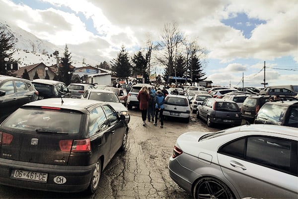 Viele Autos am Parkplatz, Prevalla