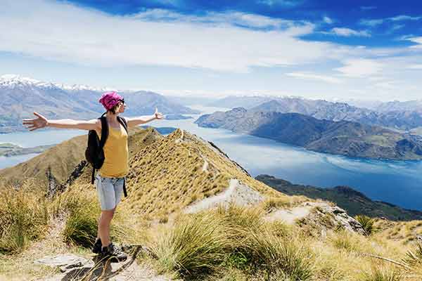 Frau beim Wandern mit Aussicht auf den Lake Wanaka