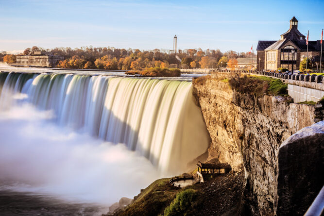 Niagarafälle bei Sonnenuntergang von der Seite, Ontario, Kanada