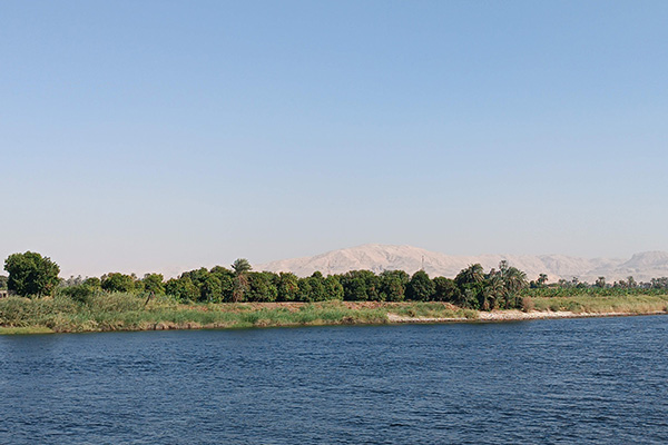 Blick von einer Nilkreuzfahrt auf die Umgebung