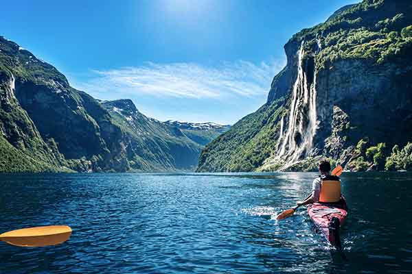 Kajaks auf dem Geirangerfjord mit den "Sieben Schwestern" im Hintergrund