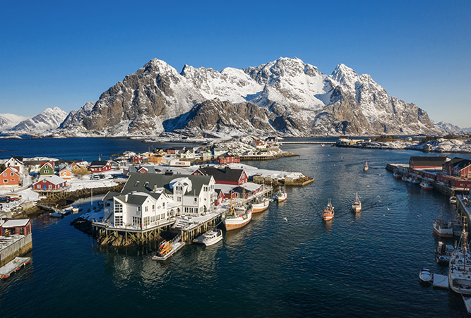 Henningsvär im Winter in Norwegen