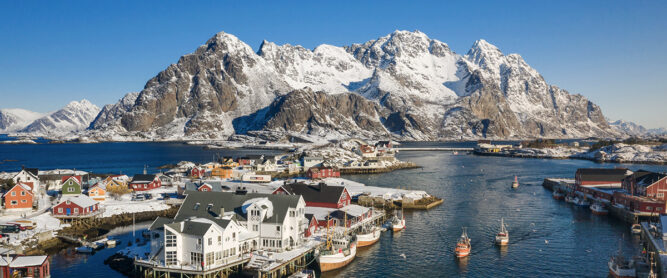 Henningsvär im Winter in Norwegen