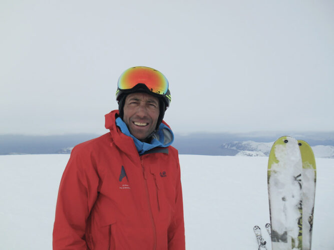 Martin Rainer schaut in die Kamera, lächelt. rote Jacke