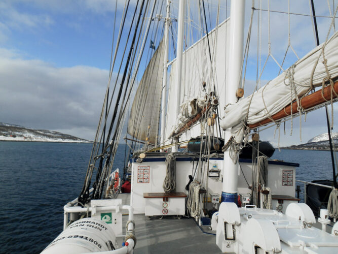 Ausblick von einem Segelboot, Blick auf Vorderseite Boot, Meer und Himmel mit einigen Wolken