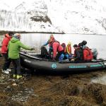 Viele Menschen, die aus einem Schlauchboot aussteigen