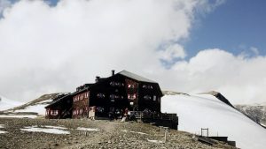 Oberwalderhuette auf Plateau mit Schnee, Hohe Tauern