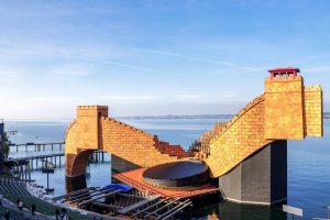 Eine Burg-Installation auf dem Wasser, Abendsonne