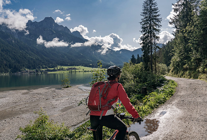 Frau auf einem Radweg nahe des Tannheim Tals