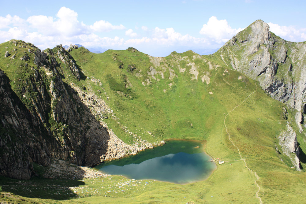 blauer see in grüner berglandschaft