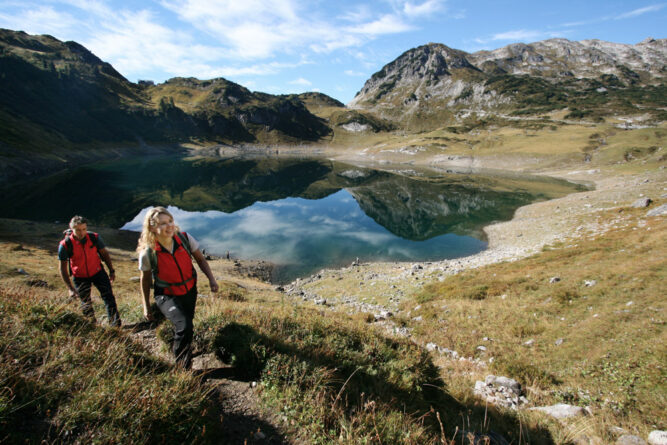 zwei wanderer, die vom See losgehen