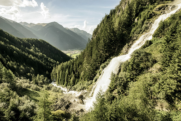 Stuibenfall am bewaldeten Berg am Ötzi Trek