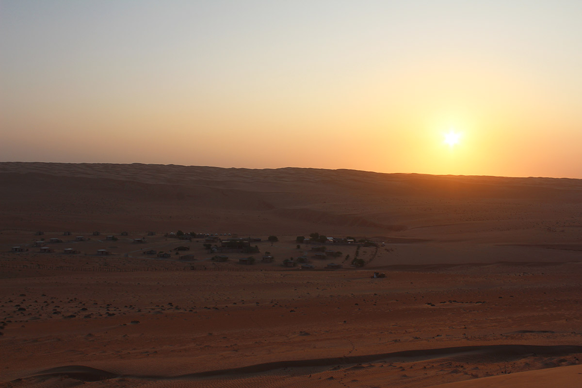 Sonnenaufgang über dem Wüstencamp