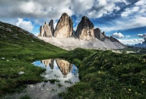 Naturaufnahme der drei Zinnen im Sommer