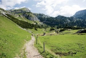 Zwei Wanderer auf angelegtem Wanderweg im Rofan-Gebirge, Österreich an einem Sommertag.