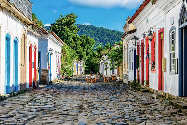 Bunte Fensterläden in Paraty, Brasilien