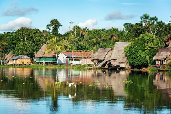 Kleines Dorf im Amazonas Regenwald am Yanayacu Fluss