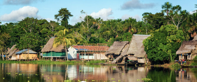 Kleines Dorf im Amazonas Regenwald am Yanayacu Fluss