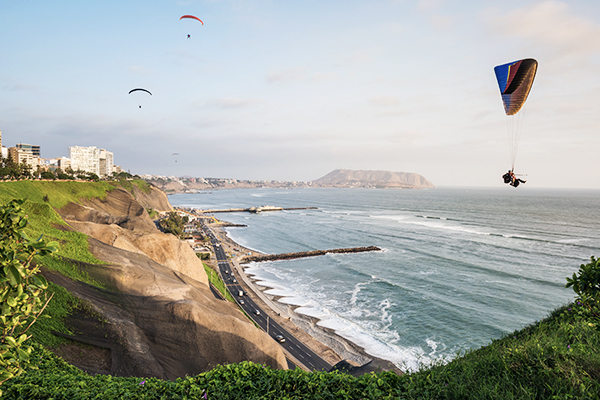 Strand und Paraglider in Miraflores, Peru