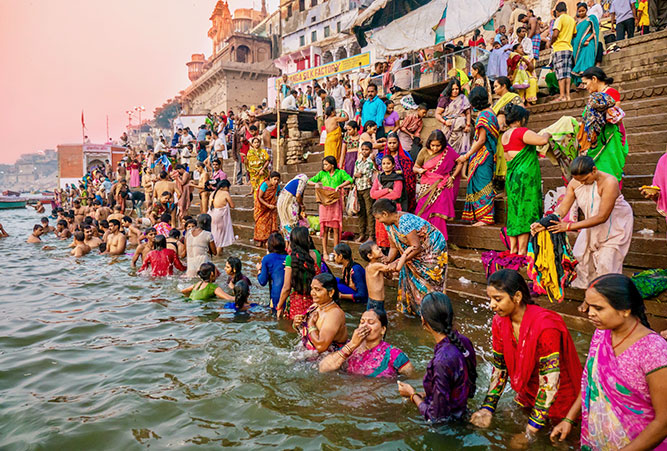 phaenomene-totenrituale-hinduismus-bad-im-ganges