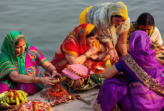 phaenomene-totenrituale-hinduismus-frauen-im-fluss