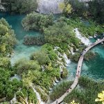 Brücke auf türkisblauem Wasser im Plitvicer Nationalpark