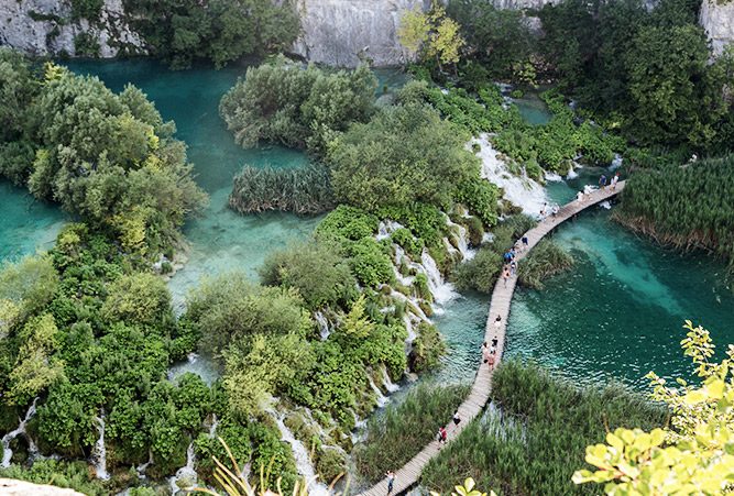 Brücke auf türkisblauem Wasser im Plitvicer Nationalpark