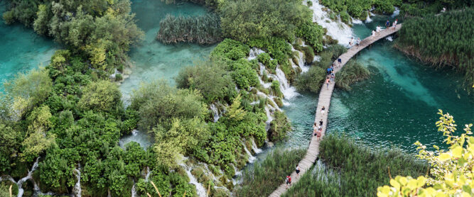 Brücke auf türkisblauem Wasser im Plitvicer Nationalpark