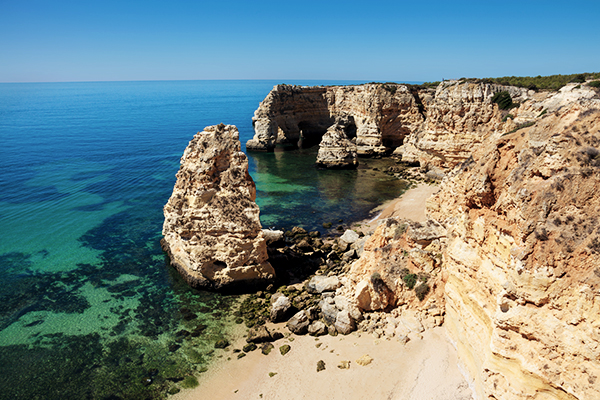 Der Strand von Marinha in Lagoa