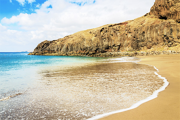 Bucht bei Machico mit Sandstrand, Meer und Felsen auf Madeira, Portugal