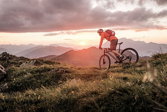 radfahrer sonnenuntergang berge