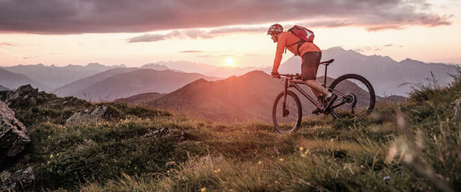 radfahrer sonnenaufgang berge