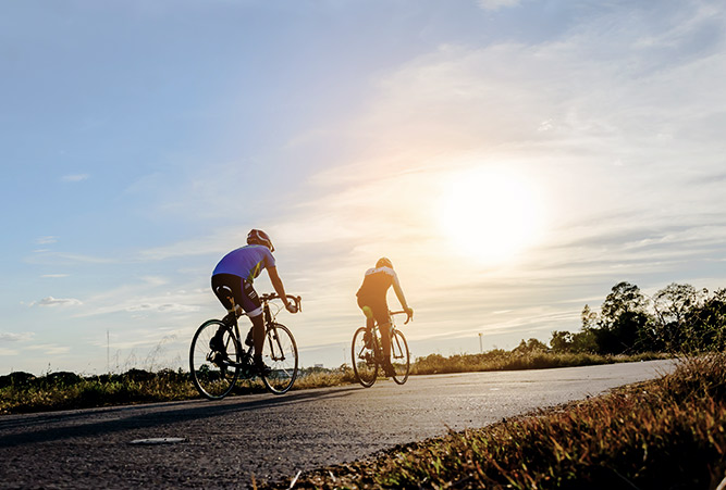 Radfahrer bei Sonnenuntergang