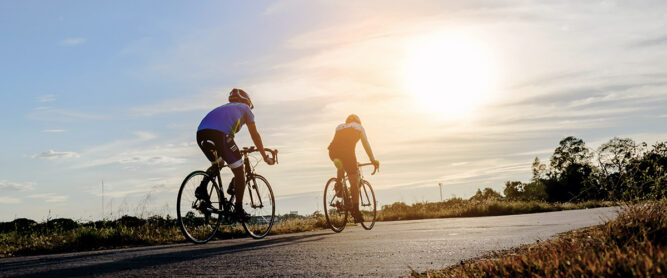 Radfahrer bei Sonnenuntergang